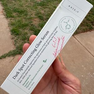 Dark Spot Correcting Glow Serum - White